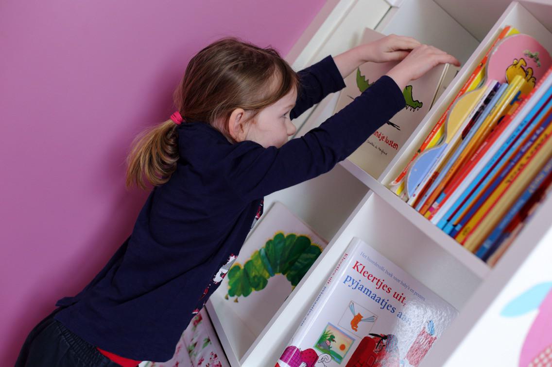 Frontaal presenteren van boeken in de kast