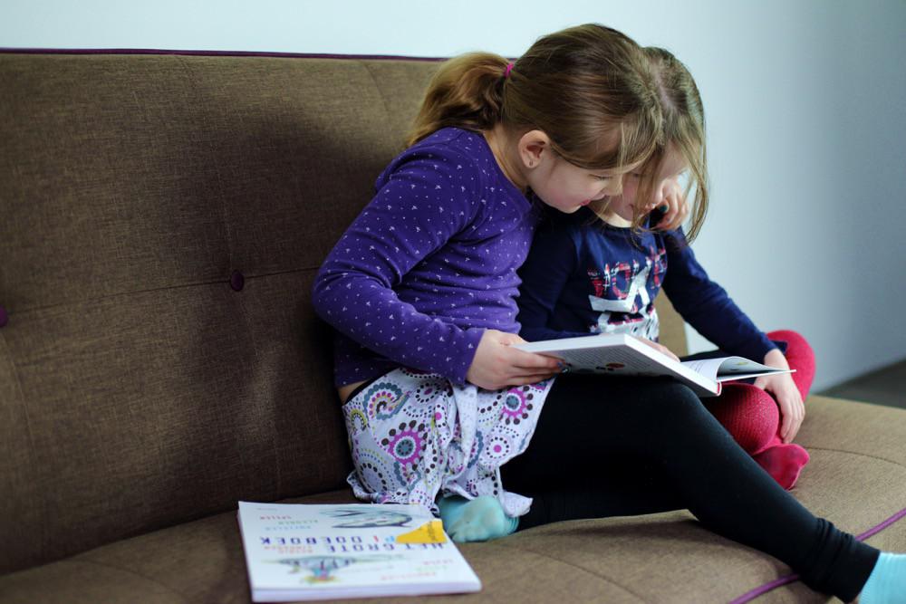 samen lezen op de bank